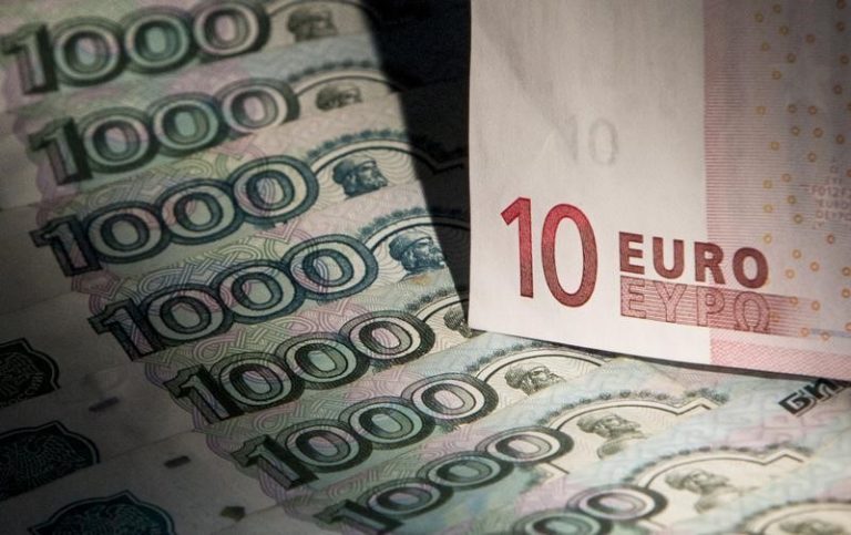 Курс евро на Мосбирже превысил 66 рублей впервые за полгода